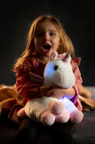 Eenhoorn dromer met vleugels pluche 38cm op batterijen met licht en geluid in zak