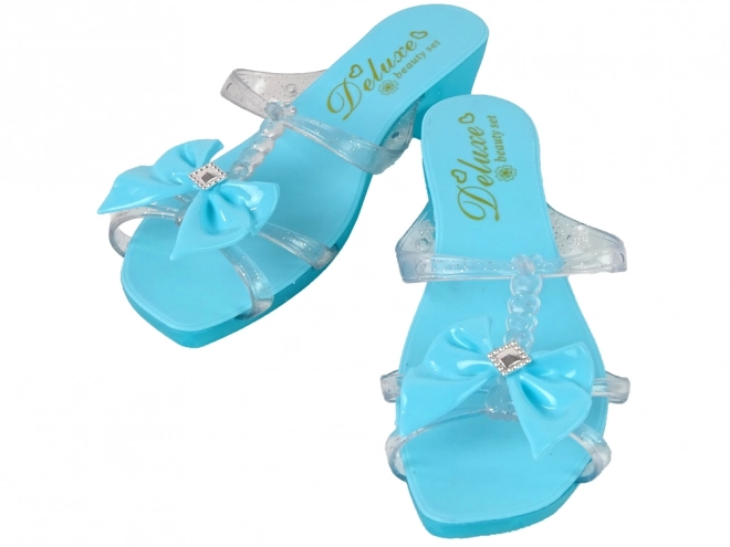 Leuke set schoonheid met blauwe sandalen en accessoires