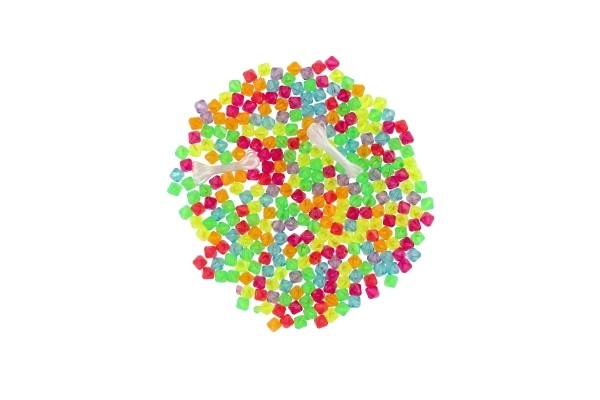 Kralen met koord plastic mix kleuren in plastic doosje 3,5x12,5cm
