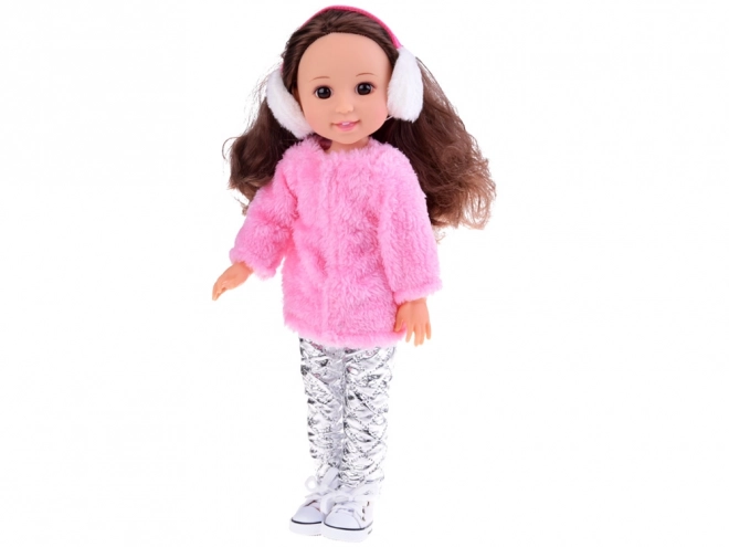 Schattige pop met roze bontjas en winteroorschelpen