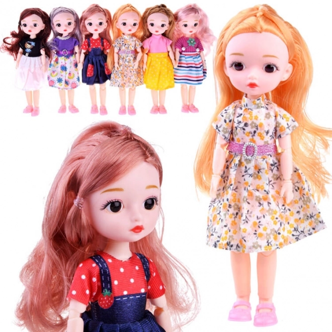 Prachtige pop met beweegbare ledematen en lang haar