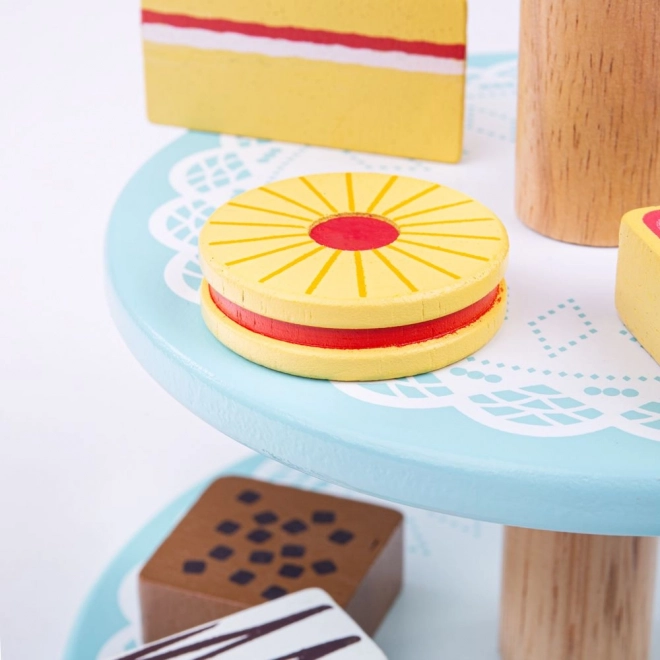 Holzständer mit Spielzeugkuchen