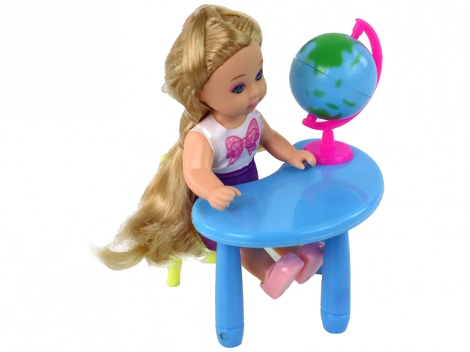Lehrerin mit Schüler, Schulset mit Tafel und Globus