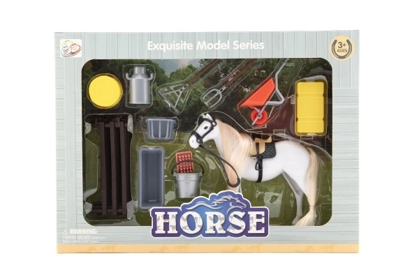 Mooie paard in de omheining met accessoires