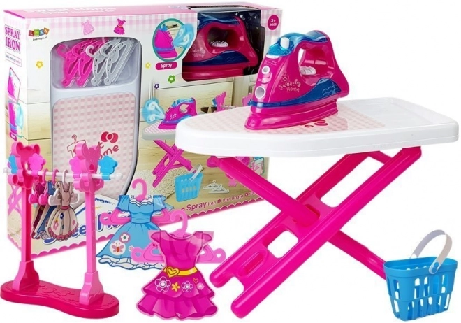 roze strijkset met strijkplank op kledinghangers