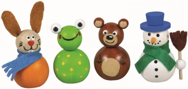 Drie schattige figuurtjes van natuurlijk hout