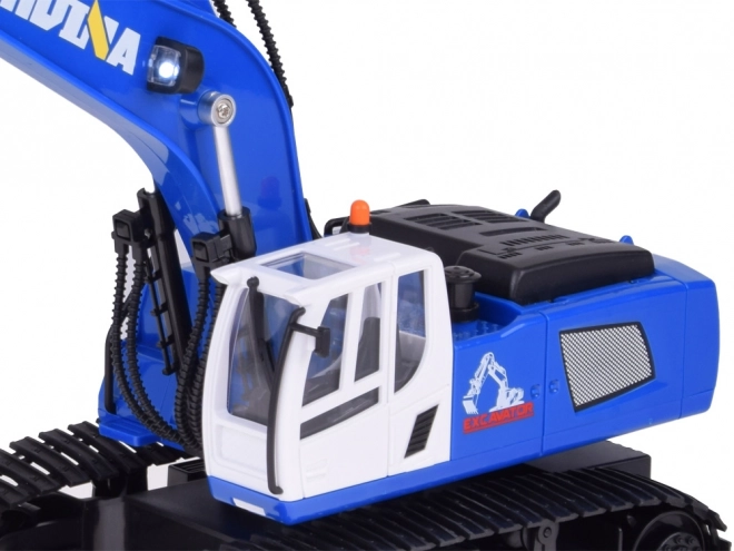 Op afstand bestuurbare blauwe graafmachine op rupsbanden