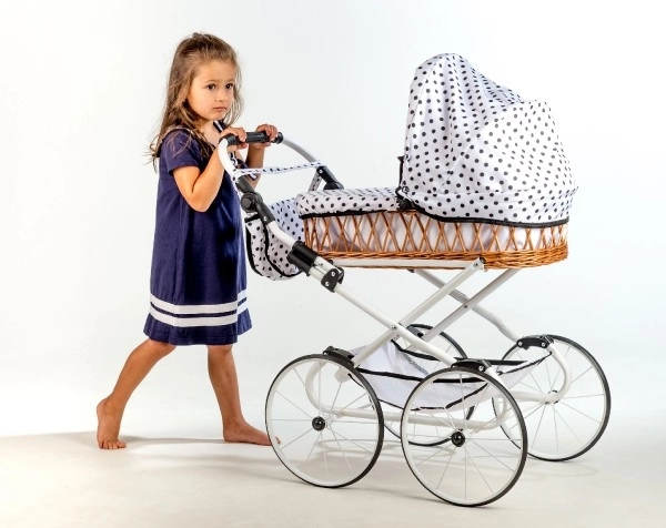 Kinderwagen Monika RETRO rieten wit frame wit met stippen handgreephoogte 76cm verstelbaar