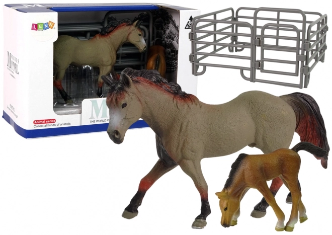 Set Pferde- und Fohlenfiguren der Rasse Capricorn mit Beet