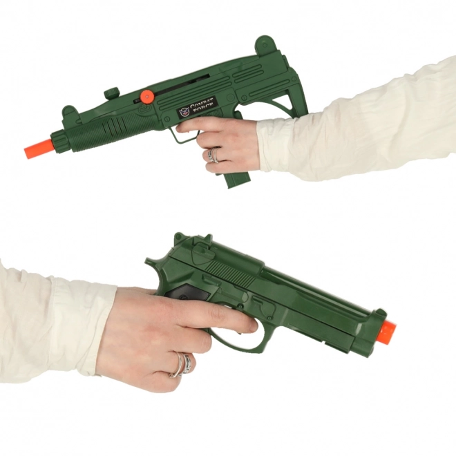 Militärset mit Weste, Gewehr und Fernglas