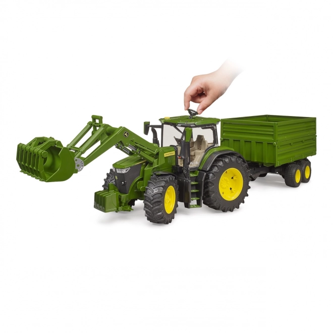 Traktor John Deere 7R mit Frontlader und Anhänger