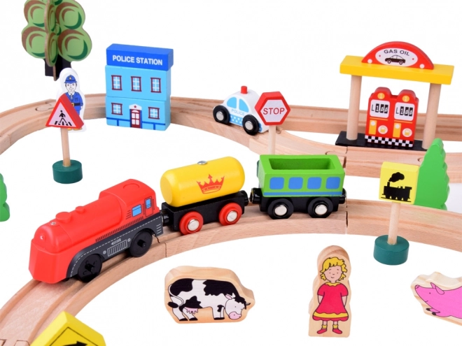 Grote set houten treinbaan met batterij-aangedreven locomotief