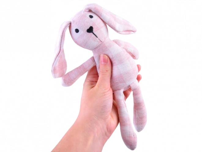 Schattige baby met knuffelkonijn