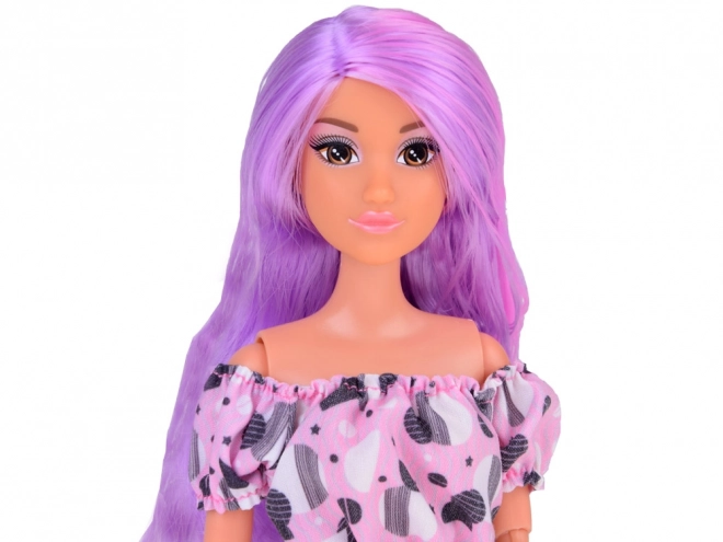 Anlily pop met lange pastelkleurige haren in jeans