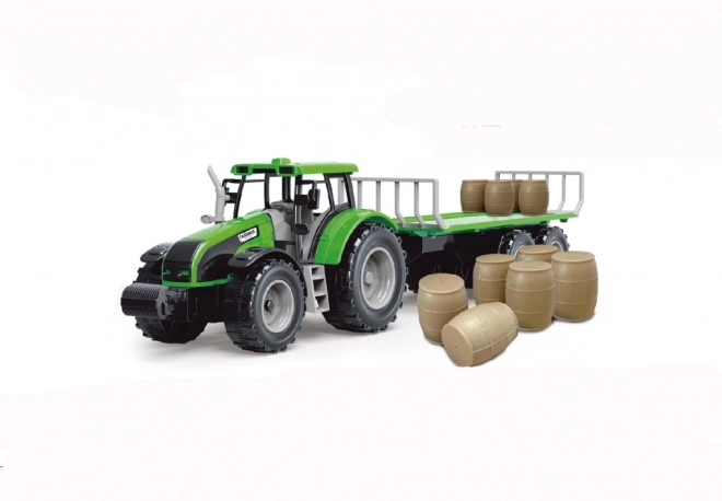 Traktor mit Schwungrad und Anhänger voller Heu