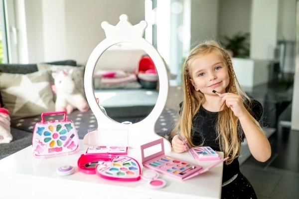 Kleine beauted make-up set voor kinderen op palette op kaart 13x17,5x2cm