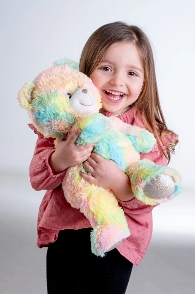 Droombeer regenboog knuffel 40cm op batterijen met licht en geluid in zak