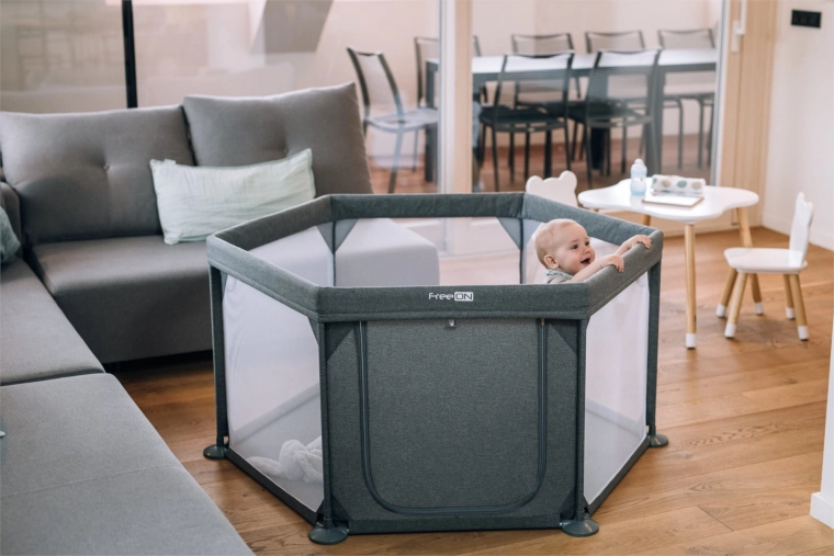 Ouverture zippée et poignées pour l’autonomie de l’enfant