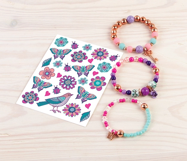 Armbanden en tatoeages, bloemen