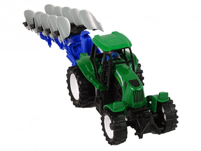 Groene landbouwtractor met ploeg