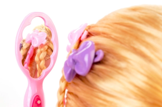 Coiffage créatif avec des accessoires capillaires clairs