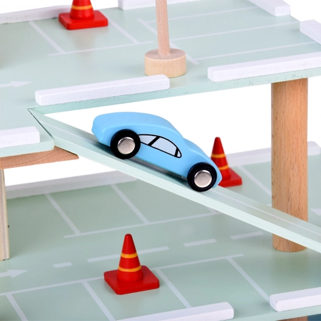 Houten parkeergarage op meerdere niveaus met lift en auto's