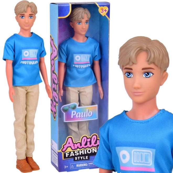 Anlily Puppe – stylischer Junge Paulo im blauen T‑Shirt und beigen Hosen