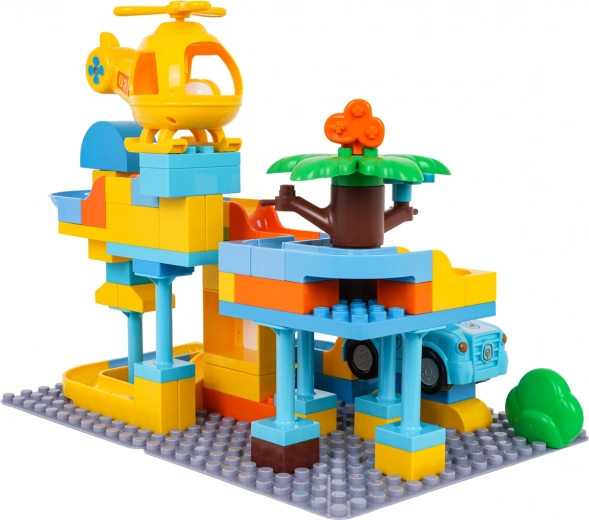 Helikopter en autootje met openingen voor balletjes