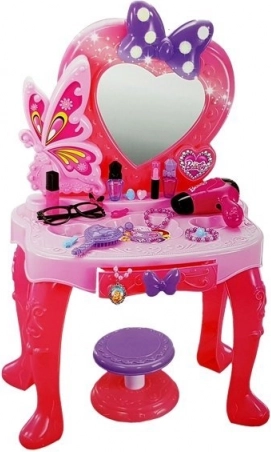 Heart-shaped mirror for a princess touch