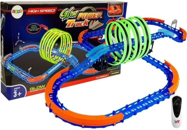 Gloeiende racebaan met RC-autootje en drievoudige loops