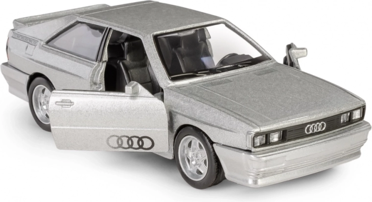 Portes ouvrantes et intérieur détaillé