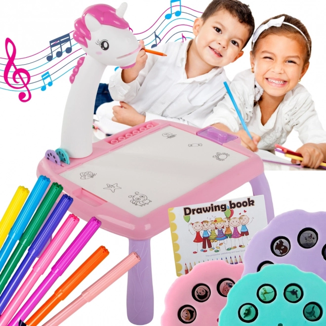 Educatieve kindertafel met projector en stiften