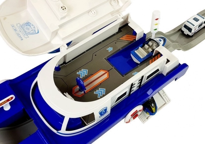 Bateau de transport de police avec voitures, avec son et lumières