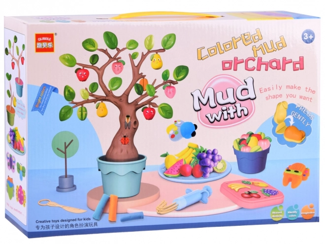Kleurrijke kleiboom met fruit en insecten