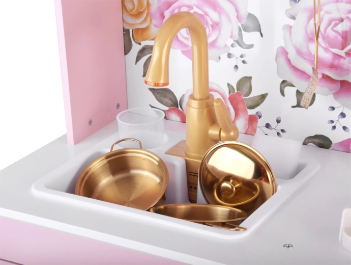 Functionele gootsteen met gouden kraan