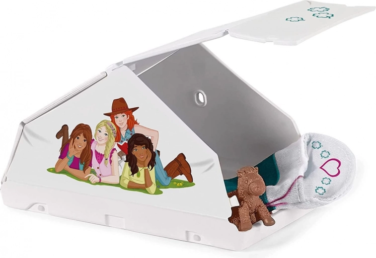 Adorable cheval en peluche comme compagnon