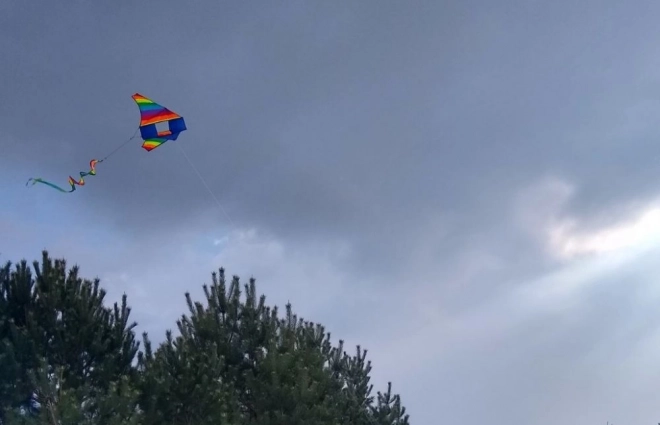 Bunter Drache mit rotierendem Regenbogen