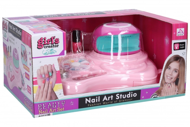Nagelstudio mit Lampe und Verzierungen