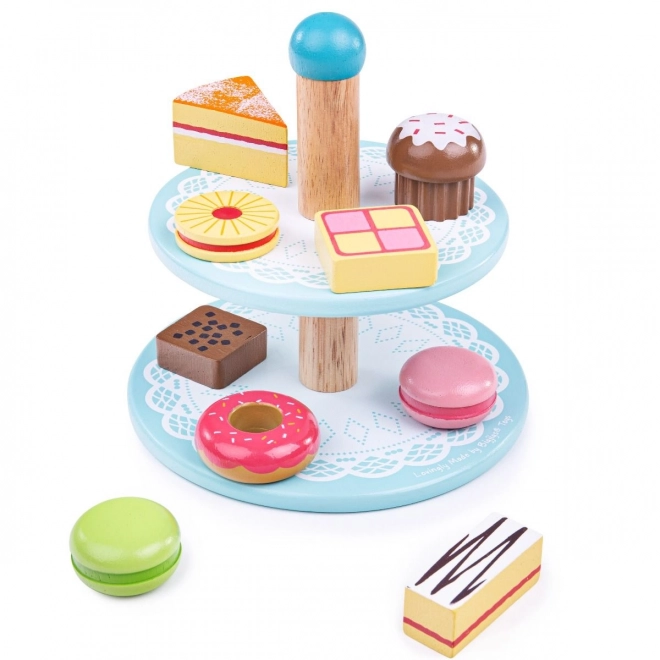 Holzständer mit Spielzeugkuchen