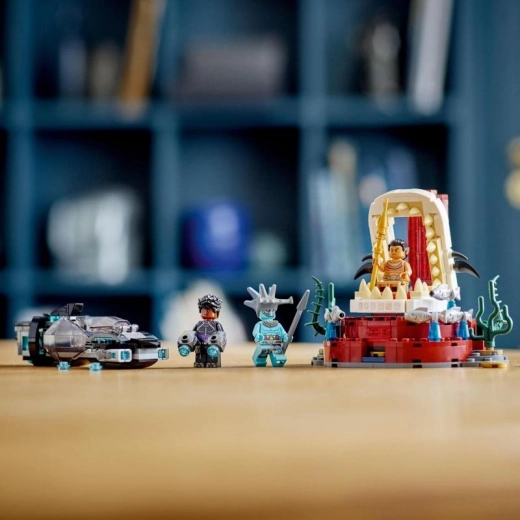 Drie minifiguren van helden en schurken
