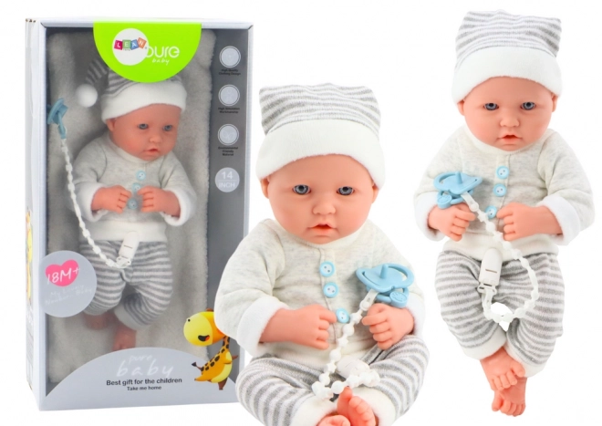 Levensechte babypop in wit-grijze outfit met muts en fopspeen
