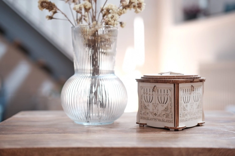 An original way to gift money and jewelry