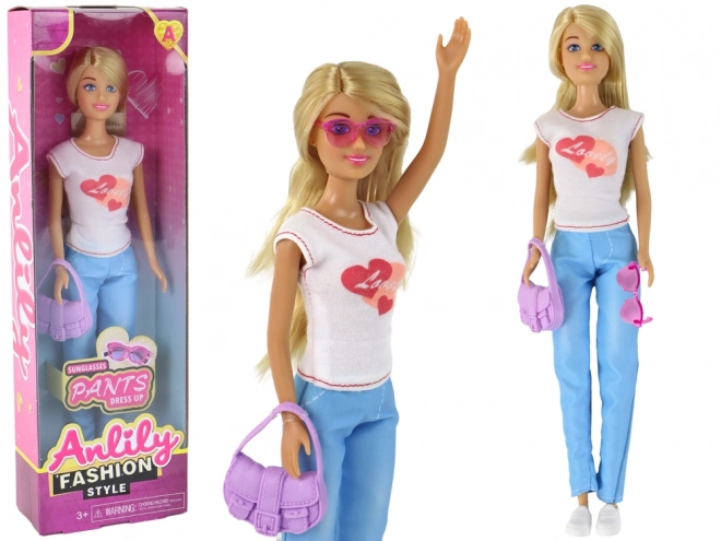 Pop Anlily met lang blond haar, handtas en bril