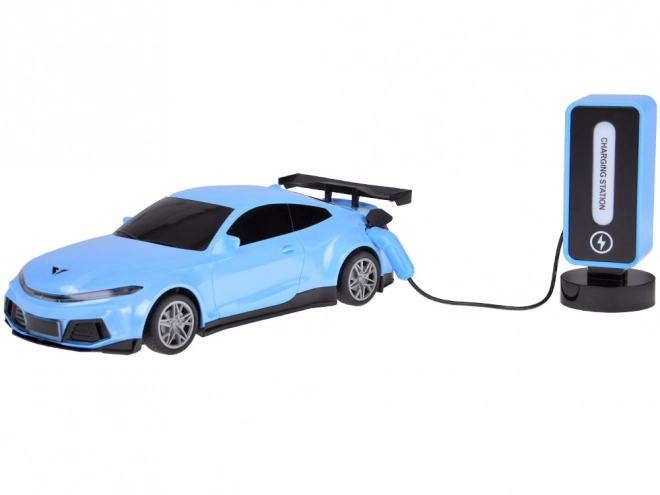 Auto en oplaadstation met kleurrijke verlichting