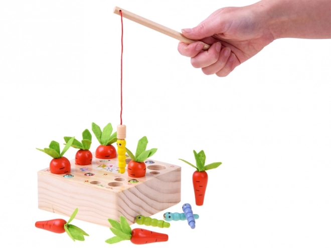 Houten spel met worteltjes en wormpjes