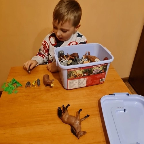 Dierfiguurtjes met een koffertje