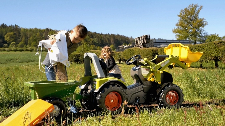 Easy attachment to ROLLY TOYS tractors