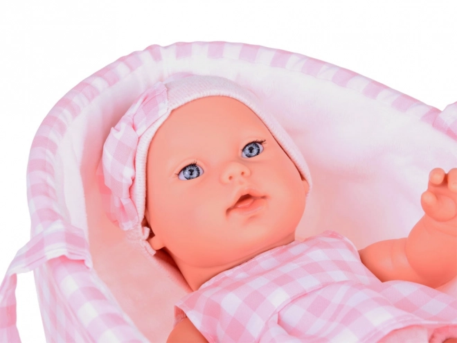 Stoffen paspop pasgeborene met roze muts