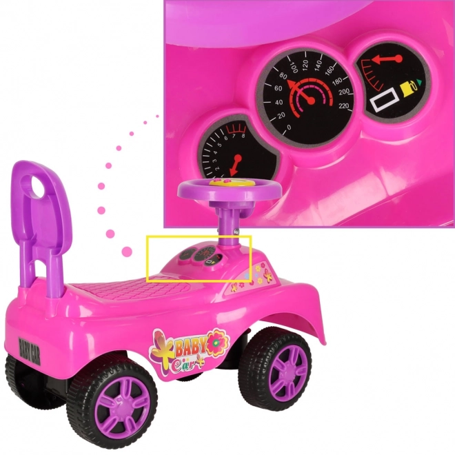 Rutscherläufer lächelnd mit Hupe in Pink