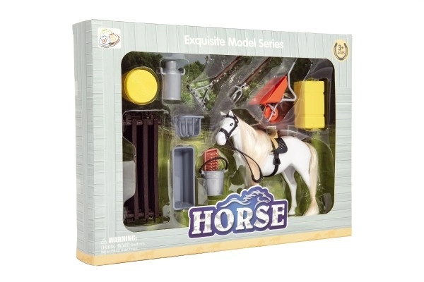 Mooie paard in de omheining met accessoires